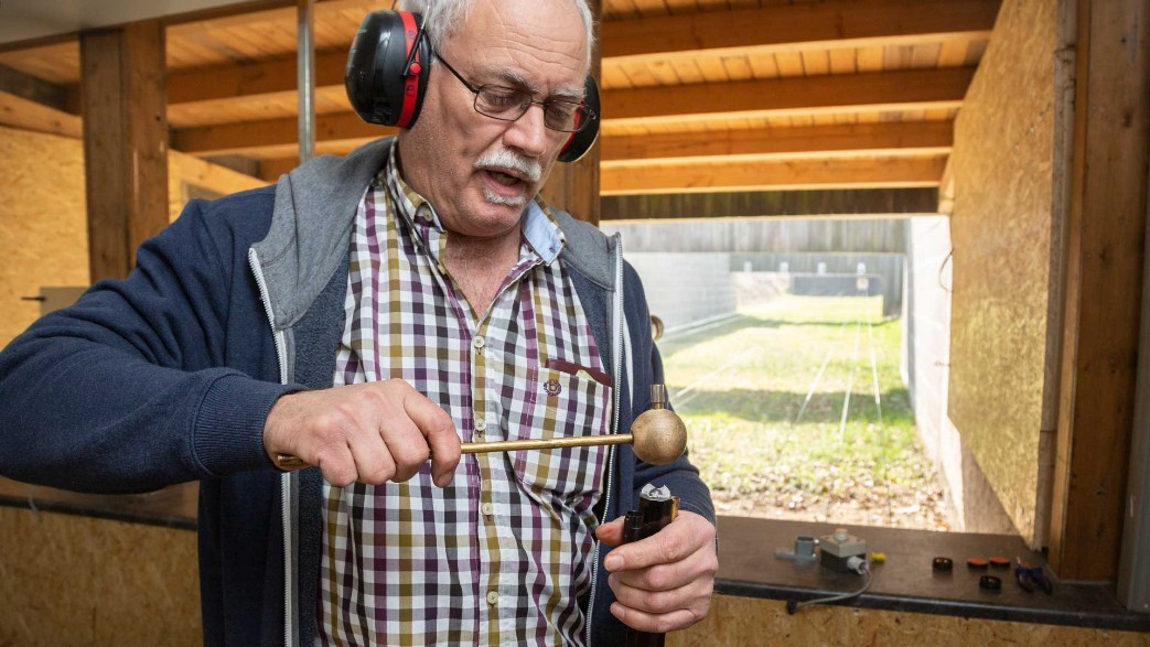 Lutz Präkelt präpariert seinen Vorderlader Tyron Match 45,sv roringen,lutz präkelt,